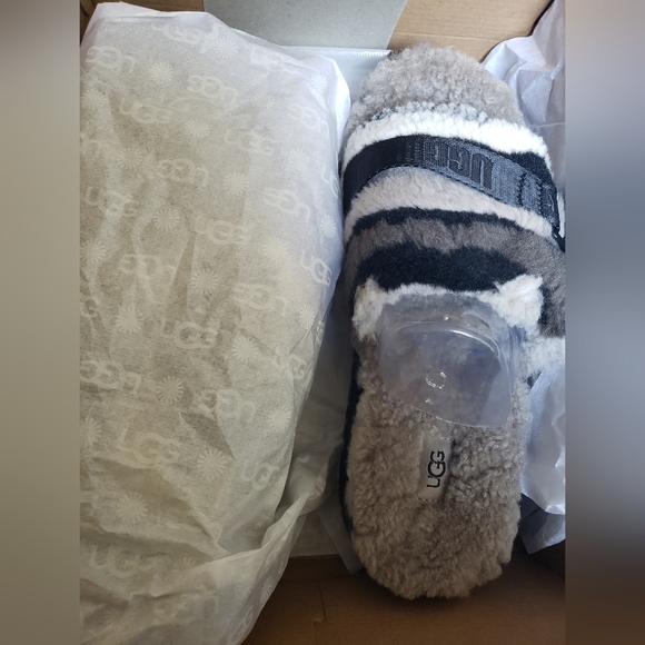 Uggs Platform Slides - Picture 1 of 3